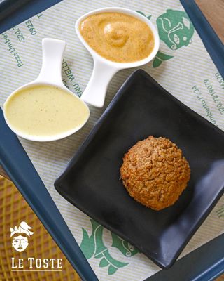 Polpette di quinoa pesto di zucchine, mandorle, speck e grana