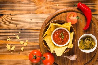 Chilli nachos și sos