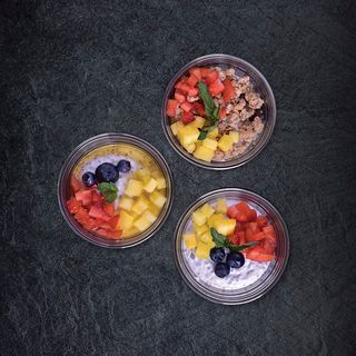 Цедено мляко с чиа и плодове (250г)