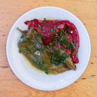 Печени чушки в зехтин и чесън (200г)