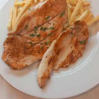 Pileći file na žaru sa pomfritom