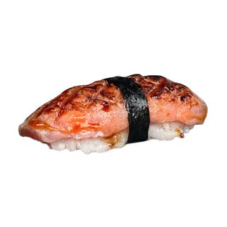 Nigiri z opalanym tuńczykiem