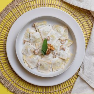 Ravioli salvia noci e pecorino