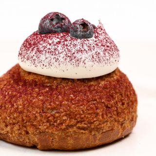 Тістечко Пуф-Пуф з ванільним кремом та з чорнично-бузиновим кулі 80грам