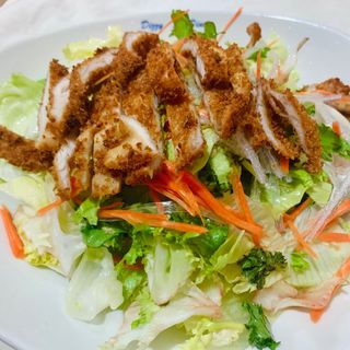 Ensalada con pollo crujiente