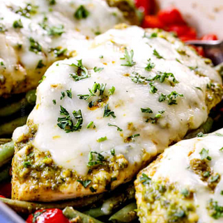 Pierś kurczaka grillowana z pesto bazyliowym i mozarellą