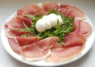 Piatto con prosciutto crudo e mozzarella 