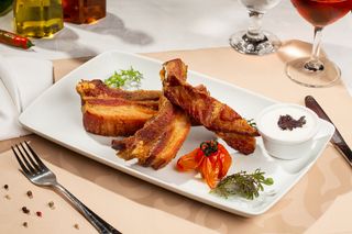 Coaste de porc cu sos de usturoi și smantana și BBQ