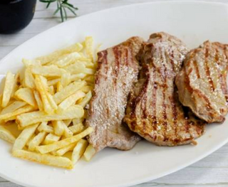 Filetes De Ternera Con Patatas Fritas Y Ensalada