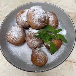Papanasi cu dulceata si smantana