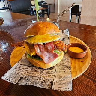 Burger Crispy Chicken CornFlakes + Patatas Fritas