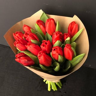 Букет із 15 червоних тюльпанів