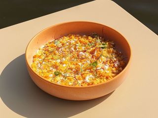 Кукурудза під сирним соусом