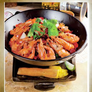 67 Gamberoni in salsa piccante nella pentola calda sauce