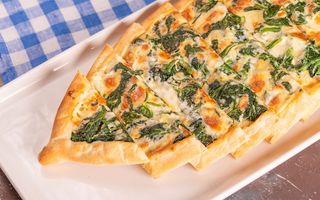 Пиде с сыром и шпинатом