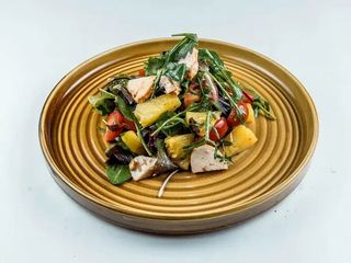 Теплый салат с курицей и ананасом