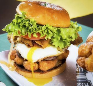 Bocadillo de hamburguesa con queso y huevo