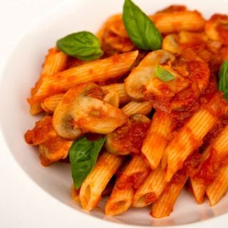 Penne cu ciuperci in sos de rosii