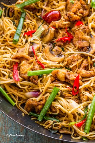 Chicken Rice Noodles With Mushrooms 