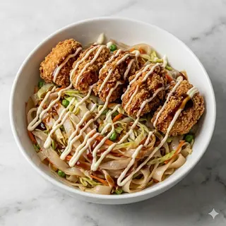 Riso o udon o ramen o spaghetti di riso saltato con pollo fritto