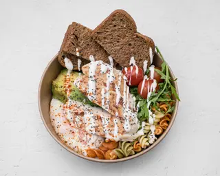 Pollo Y Huevo Poche Con Salsa De Yogurt
