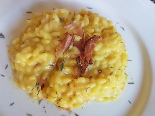 Risotto allo zafferano con tartufo fresco