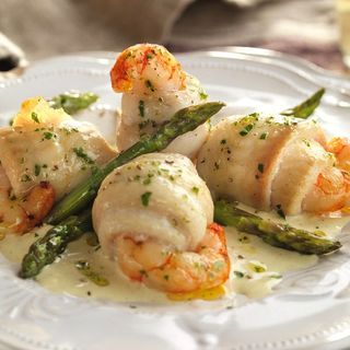 LENGUADO GRATINADO CON CEBOLLA Y GAMBAS