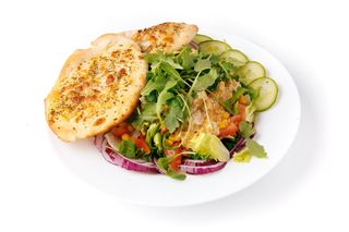 Sałatka z kurczakiem + pieczywo