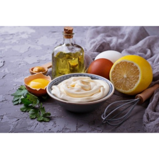 Майонеза домашно направена-(съставките са на заден фон)