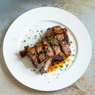 Ciolan de porc dezosat la grătar