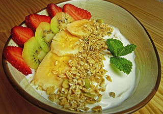 Yogurt griego, cereales, miel y fruta natural