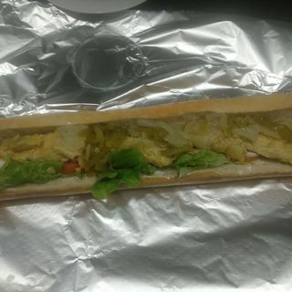 Bocadillo Tortilla Tudela XXL 41 cm (1ud)Tortilla Tradicional  con Salsa Suave, Lechuga, Tomate, Cebolla,  y Pimientos, Natural y Sana + Patatas Fritas (100gr)