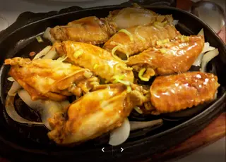 7E, Alas De Pollo Con Salsa