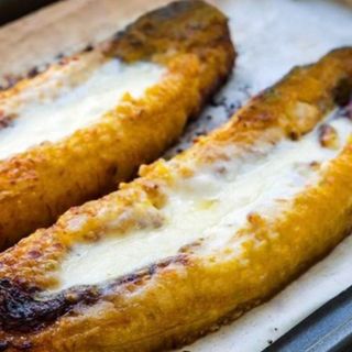Plátano maduro con queso fundido