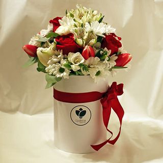 Crveno-bijeli flower box B. 13 cvjetova i 1 grana