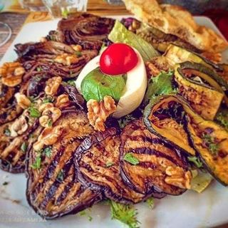 Verdure grigliate, mozzarella di L. di bufala e noci