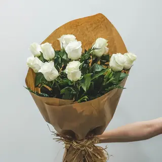 12 rosas blancas