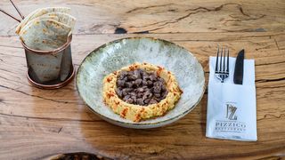 Hummus cu Pastrama de Berbecut