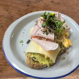 Tostada De Aguacate Con Huevos Revueltos Y Queso Edam