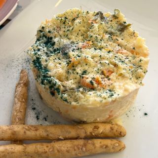 Ensaladilla de encurtidos, zanahoria, espirulina, veganesa y palitos de pan