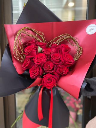 #19. 15 წითელი პრემიუმ ხარისხის ჰოლანდიური ვარდი გულის ფორმის აქსესუარით