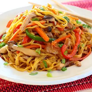 Tallarines fritos con verduras