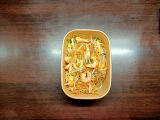 42. Spaghetti di riso saltati con gamberi e verdure