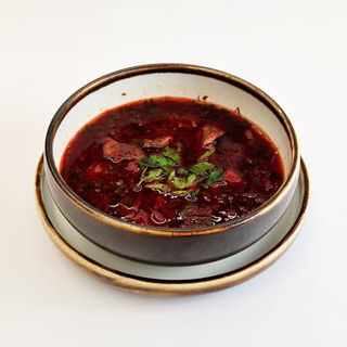 Supă borș roșu cu carne de vită