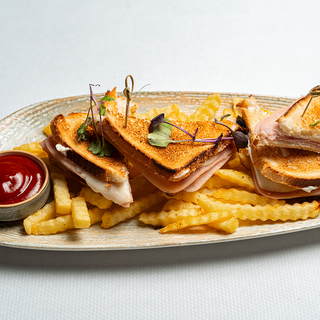 Toast sendvič sa pršutom