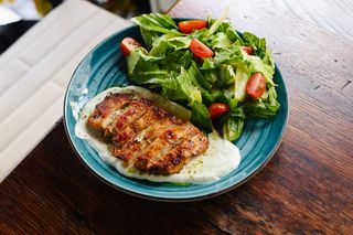 Салат з курячим філе та овочами (350г)