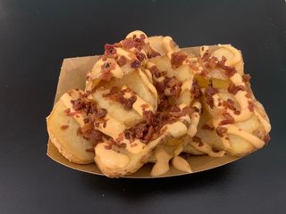 Chips di patate  con guanciale e salsa piccante 