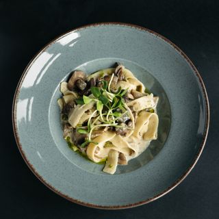 Тальятеле з куркою, беконом, кабачком та грибами (350г)