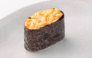 Гункан с лососем