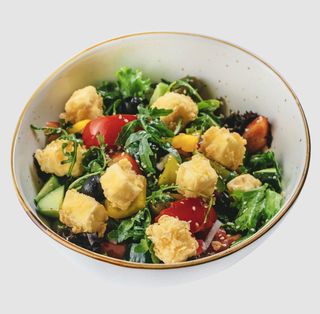 Салат с жареным сыром от бренд-шефа Анвара Бабаджанова (360 гр.)